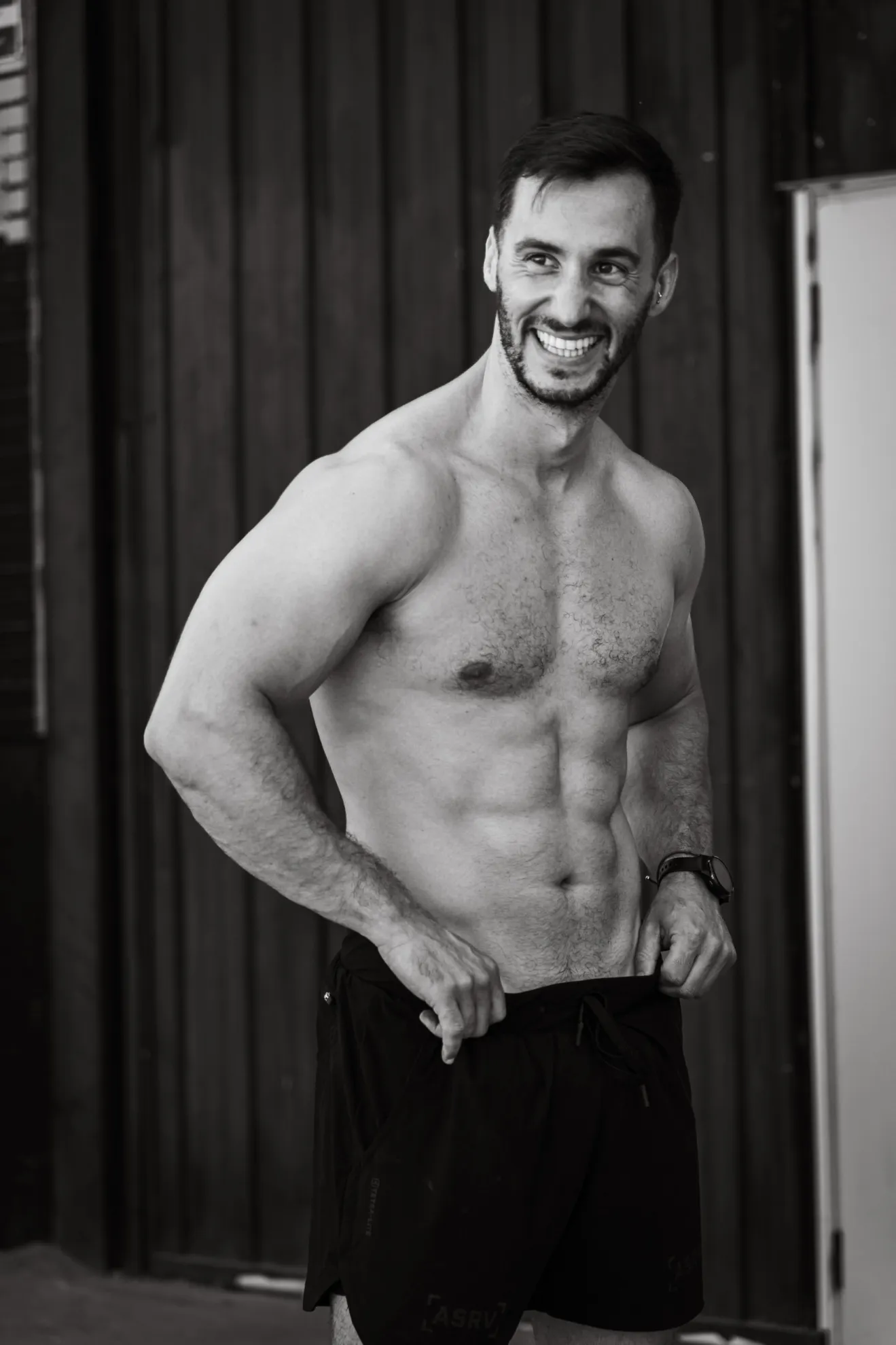 Hombre adulto entrenando fuerza funcional con supervisión profesional