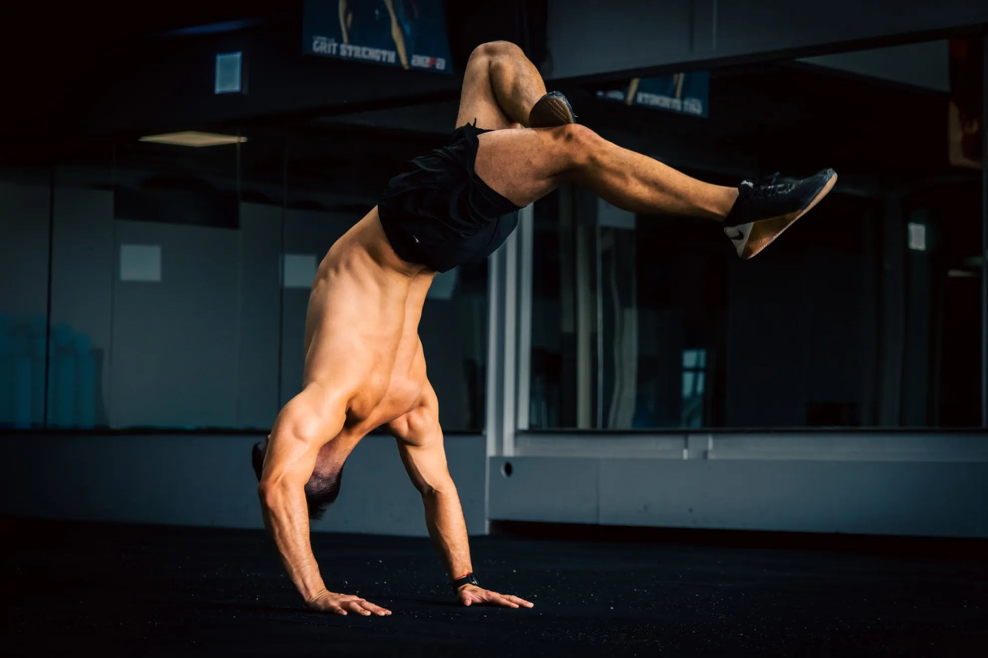 Hombre entrenando fuerza en gimnasio con orientación profesional